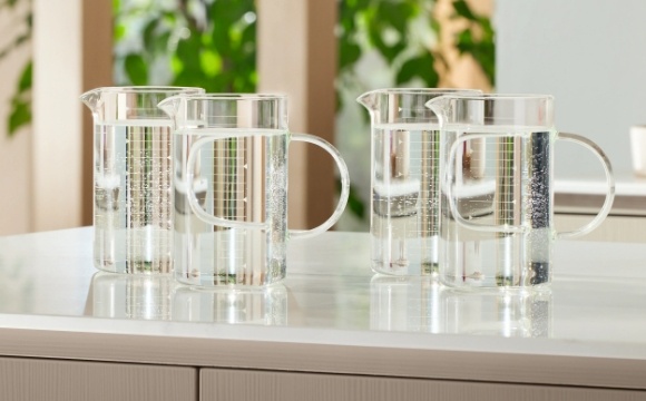 わずか6リットルの水で洗浄する食器洗い機:自動プログラムは、最少消費水量で最上の洗いあがりを保証します。 わずか6リットルの水で洗浄する食器洗い機:自動プログラムは、最少消費水量で最上の洗いあがりを保証します。